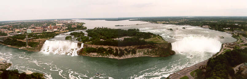 Blick von Canada aus über den Niagara-Fall in die USA